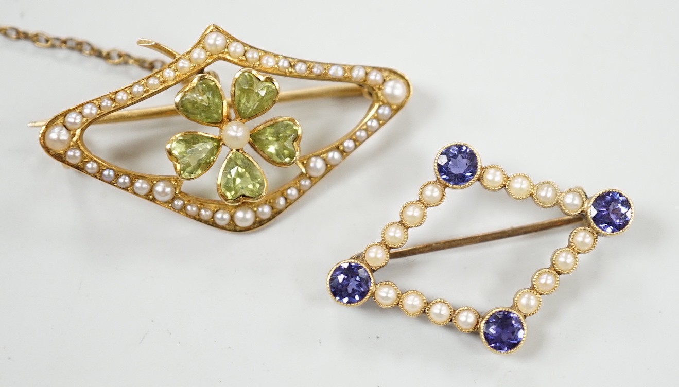 An Edwardian 15ct, peridot and seed pearl set brooch, 36mm and a similar sapphire and split pearl