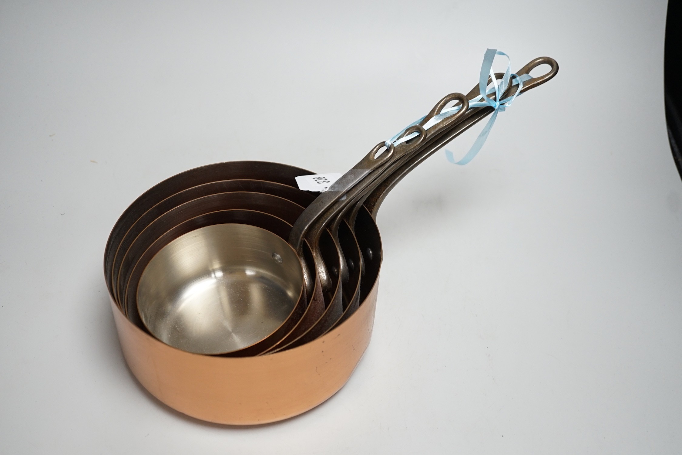 A set of French graduated copper saucepans, batterie de cuisine - Image 2 of 3