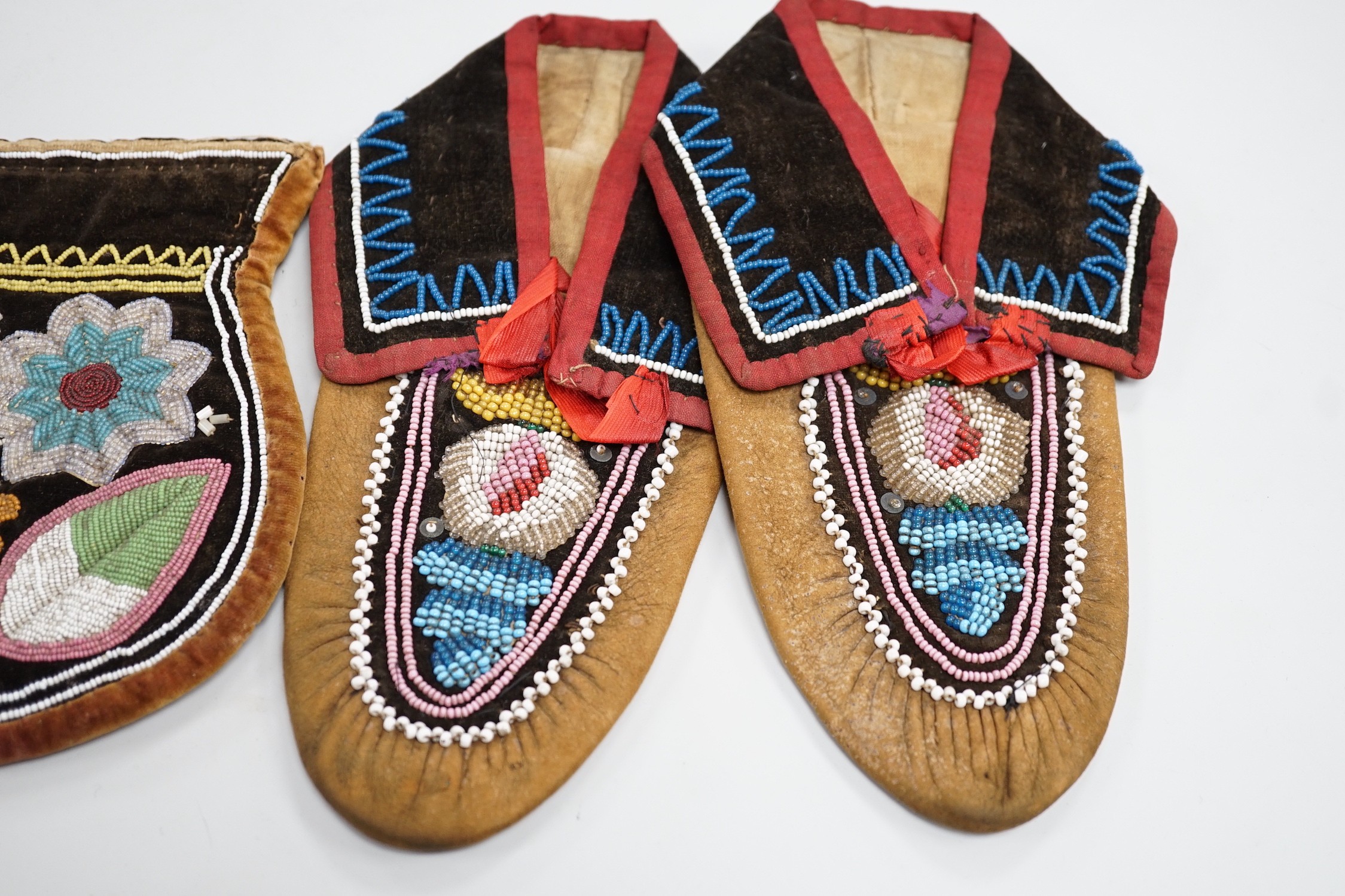 A pair of mid to late 19th century Mikmaq, North American Indian, moccasins, worked in floral - Image 4 of 5