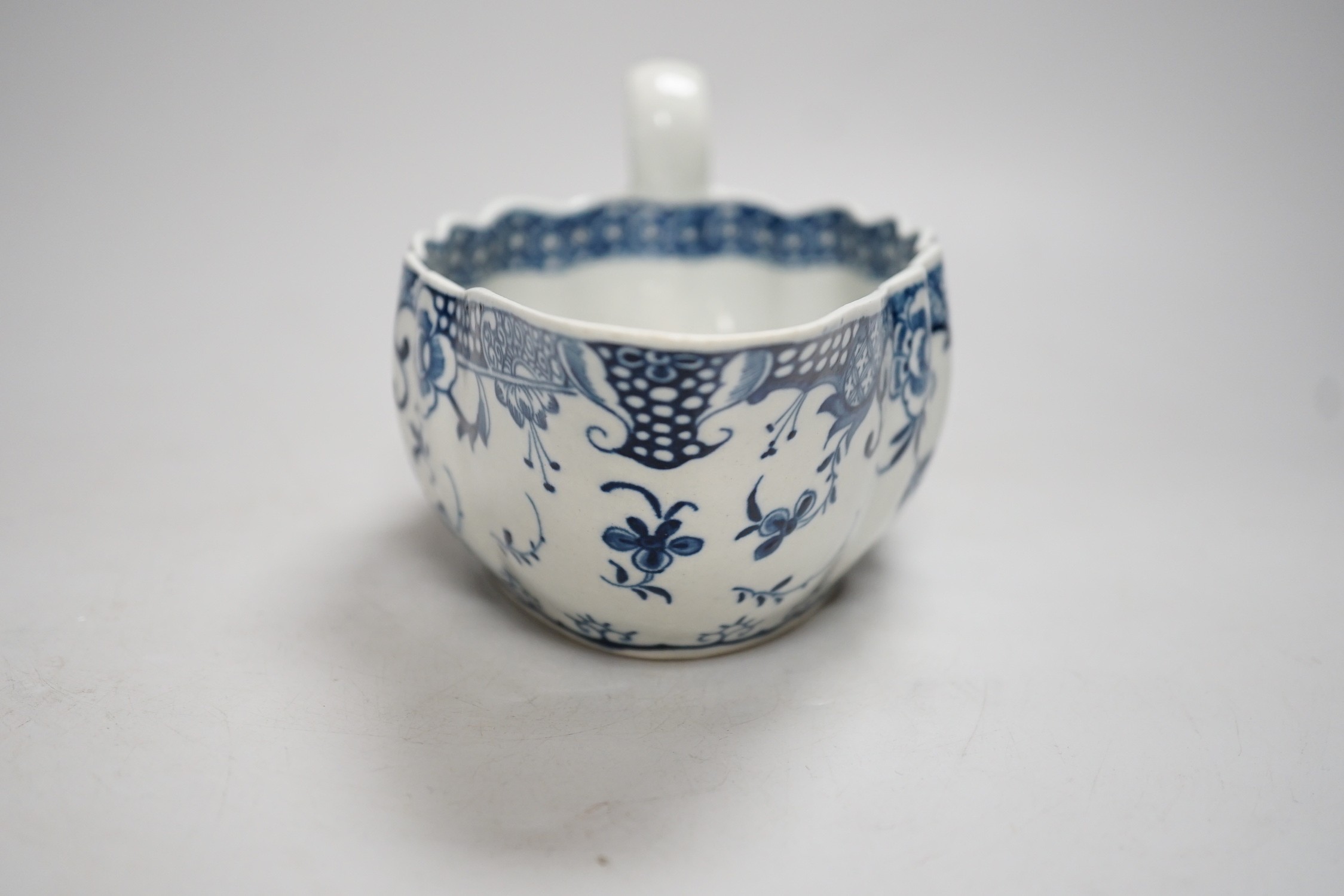 An 18th century Worcester sauceboat painted in underglaze blue in the full moon pattern. 23cm wide - Image 2 of 5