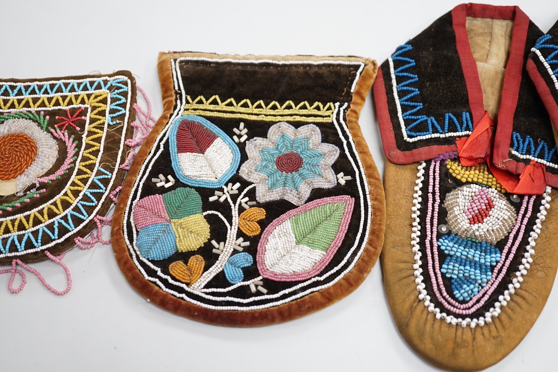 A pair of mid to late 19th century Mikmaq, North American Indian, moccasins, worked in floral - Image 3 of 5