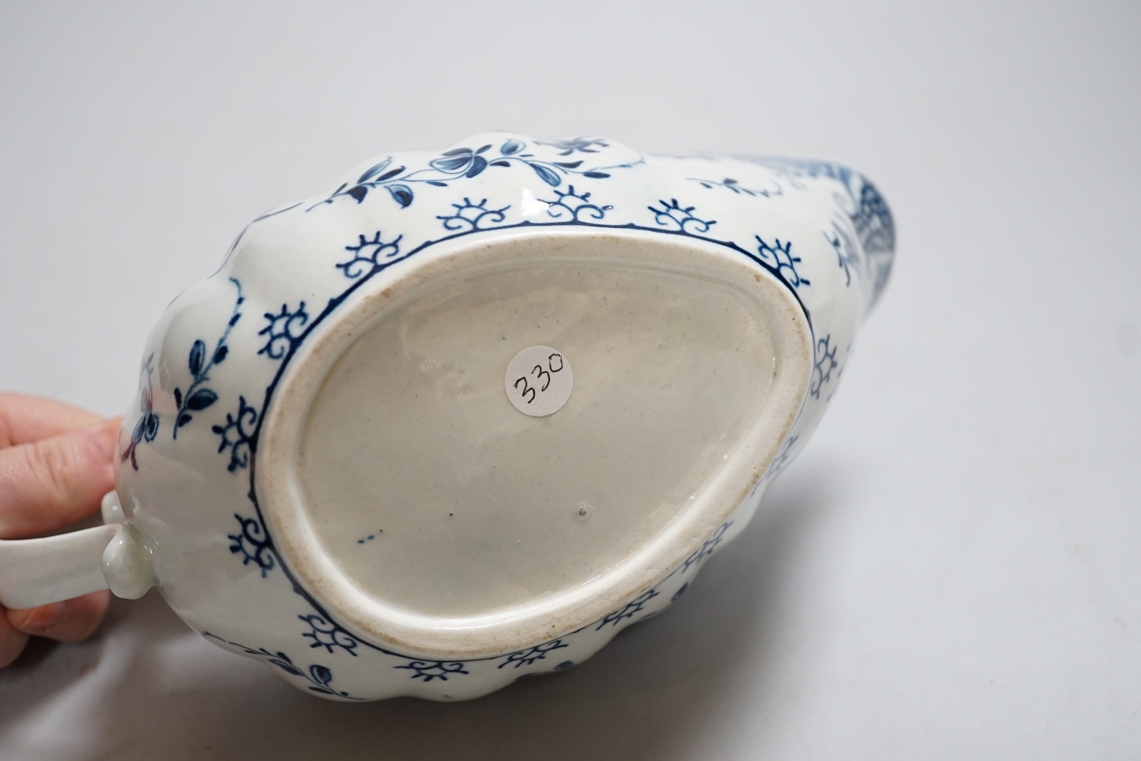 An 18th century Worcester sauceboat painted in underglaze blue in the full moon pattern. 23cm wide - Image 5 of 5