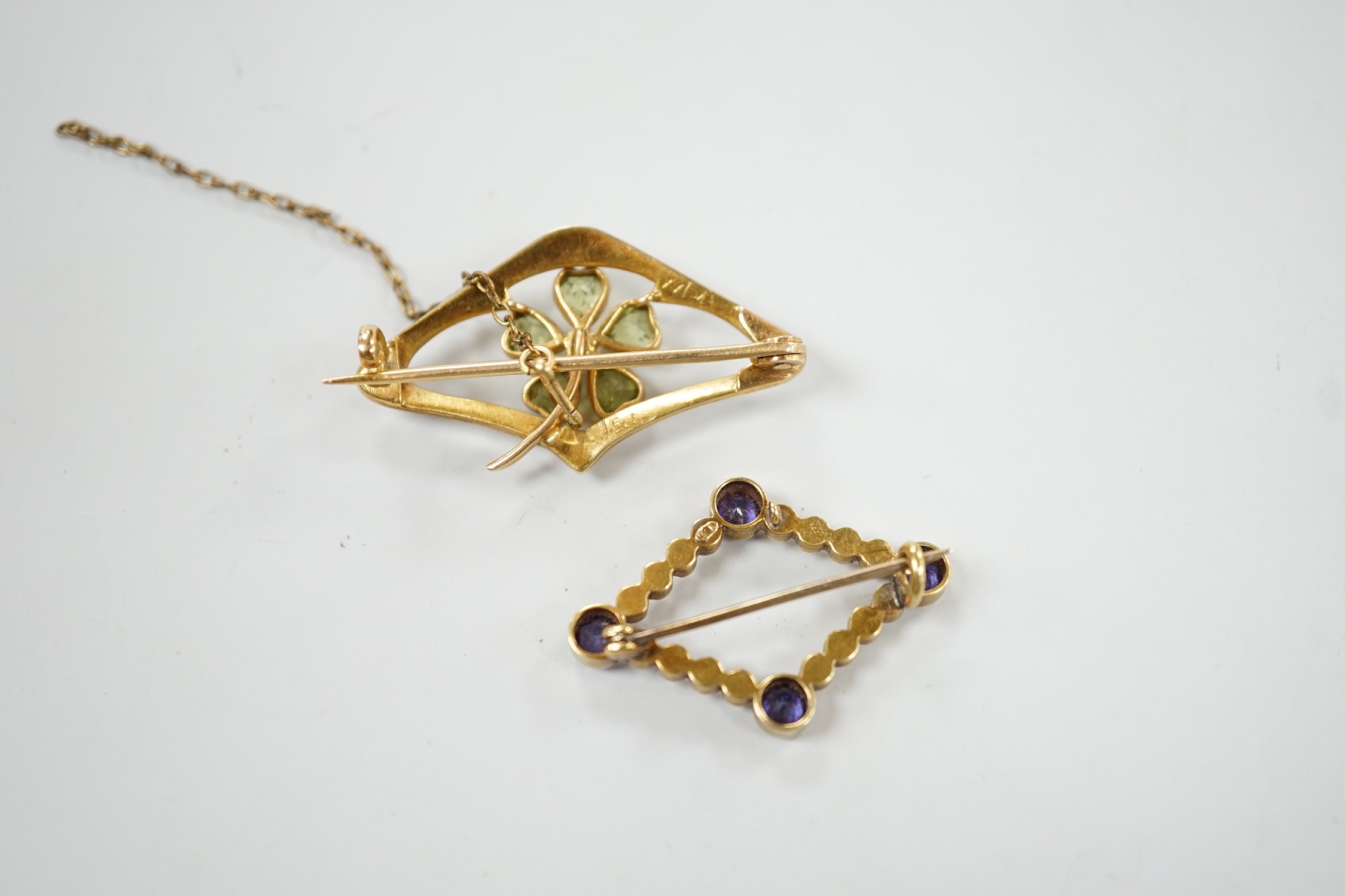 An Edwardian 15ct, peridot and seed pearl set brooch, 36mm and a similar sapphire and split pearl - Image 4 of 4