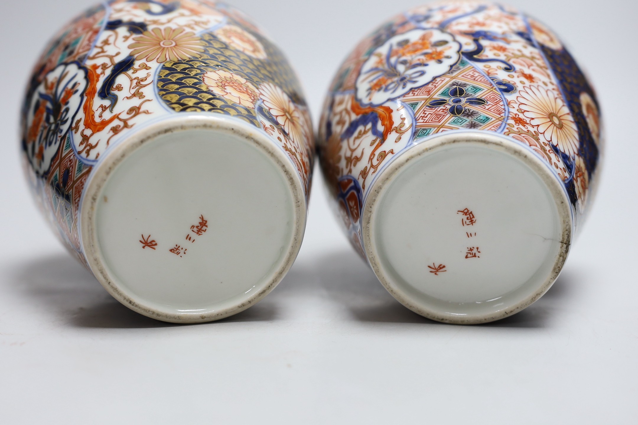 A pair of Japanese Fukugawa Imari bottle vases, signed. 19cm tall - Image 4 of 4