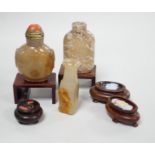 A Chinese chalcedony dendritic chalcedony (macaroni agate) snuff bottle, 5.7cm and a honey