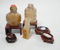 A Chinese chalcedony dendritic chalcedony (macaroni agate) snuff bottle, 5.7cm and a honey