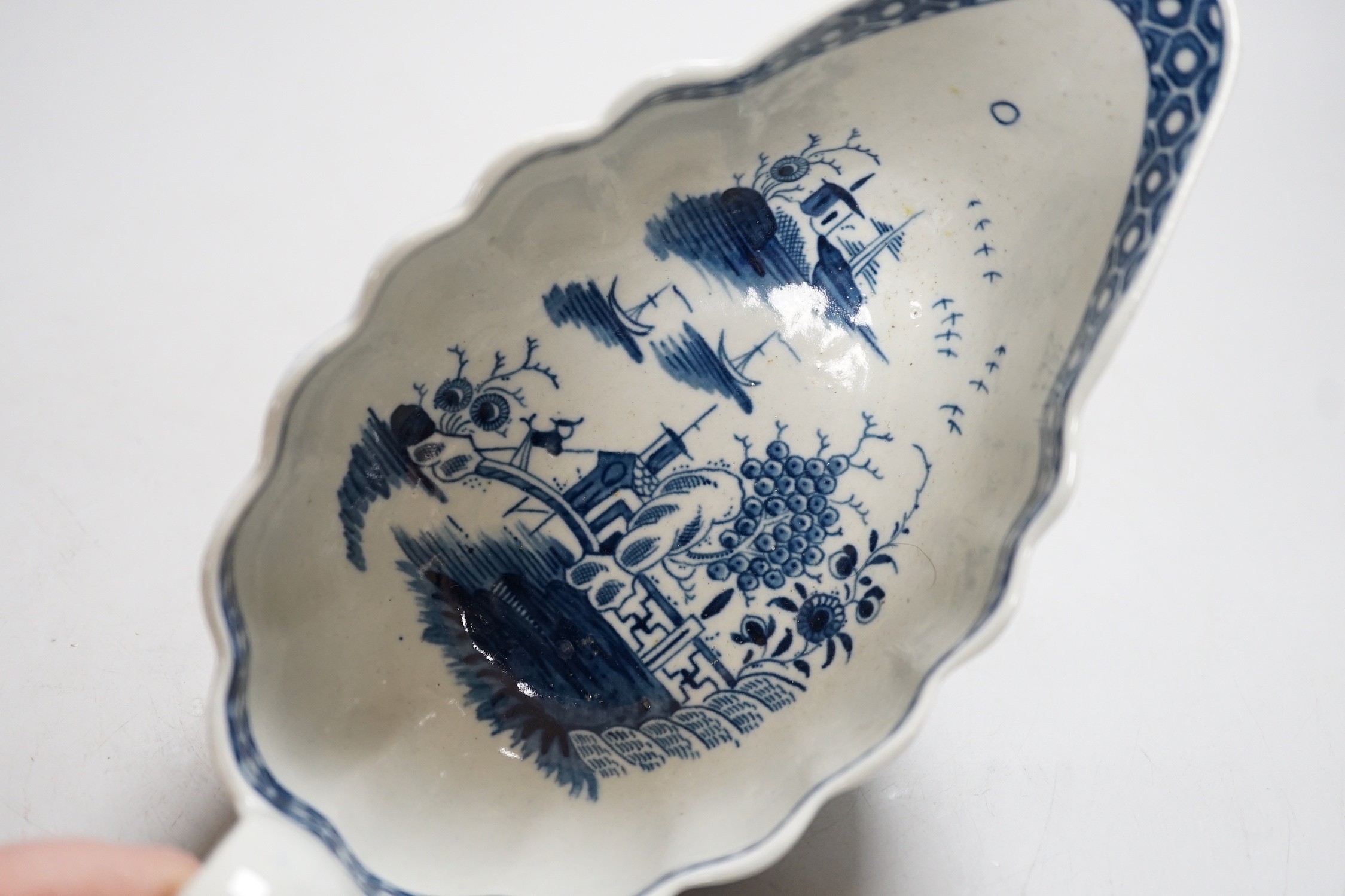 An 18th century Worcester sauceboat painted in underglaze blue in the full moon pattern. 23cm wide - Image 4 of 5