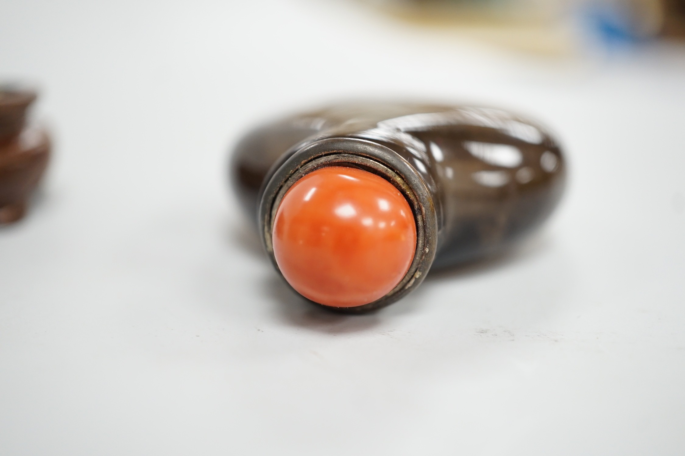 A Chinese smoky quartz snuff bottle, 18th/19th century, well hollowed, 4.7cm, coral stopper - Image 4 of 4