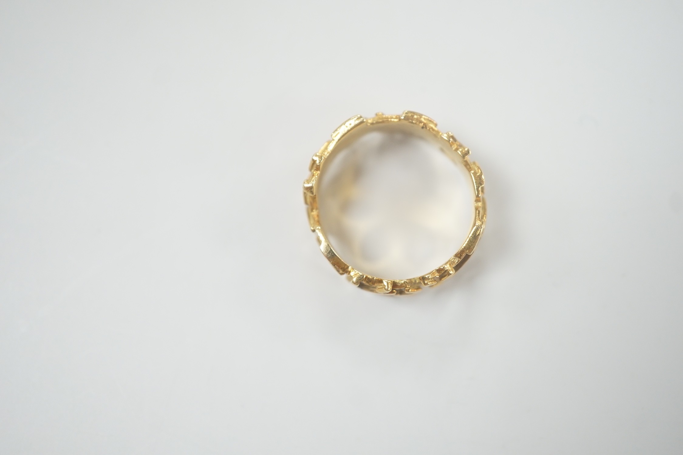 A modern stylish 18ct gold band, size N/O, 7.8 grams. - Image 4 of 4