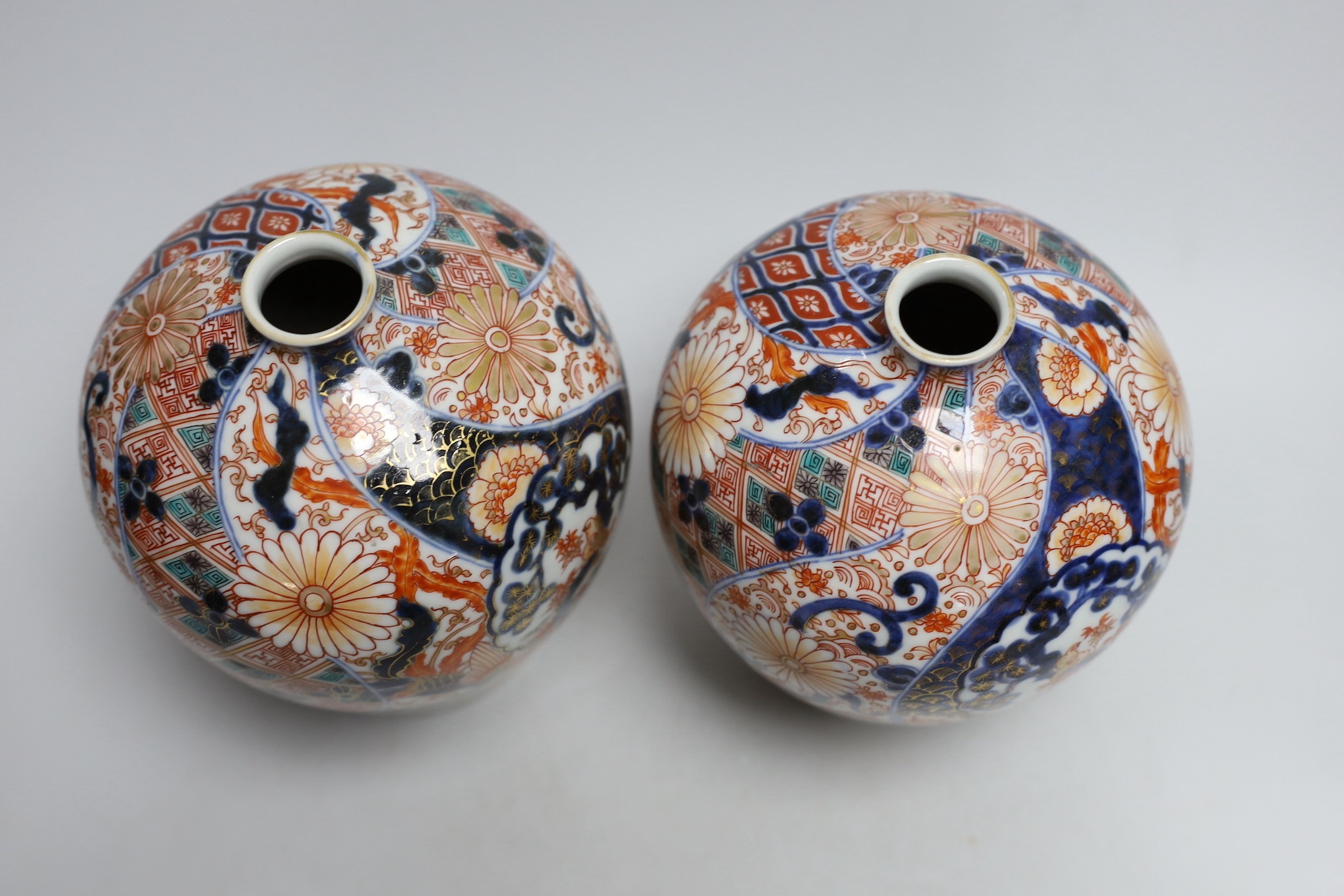 A pair of Japanese Fukugawa Imari bottle vases, signed. 19cm tall - Image 3 of 4