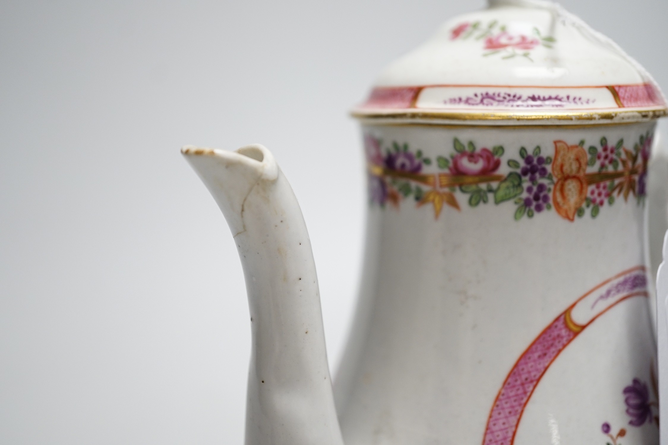 An 18th century Caughley rare Chinese export style coffee pot and cover. 21cm tall - Image 4 of 6