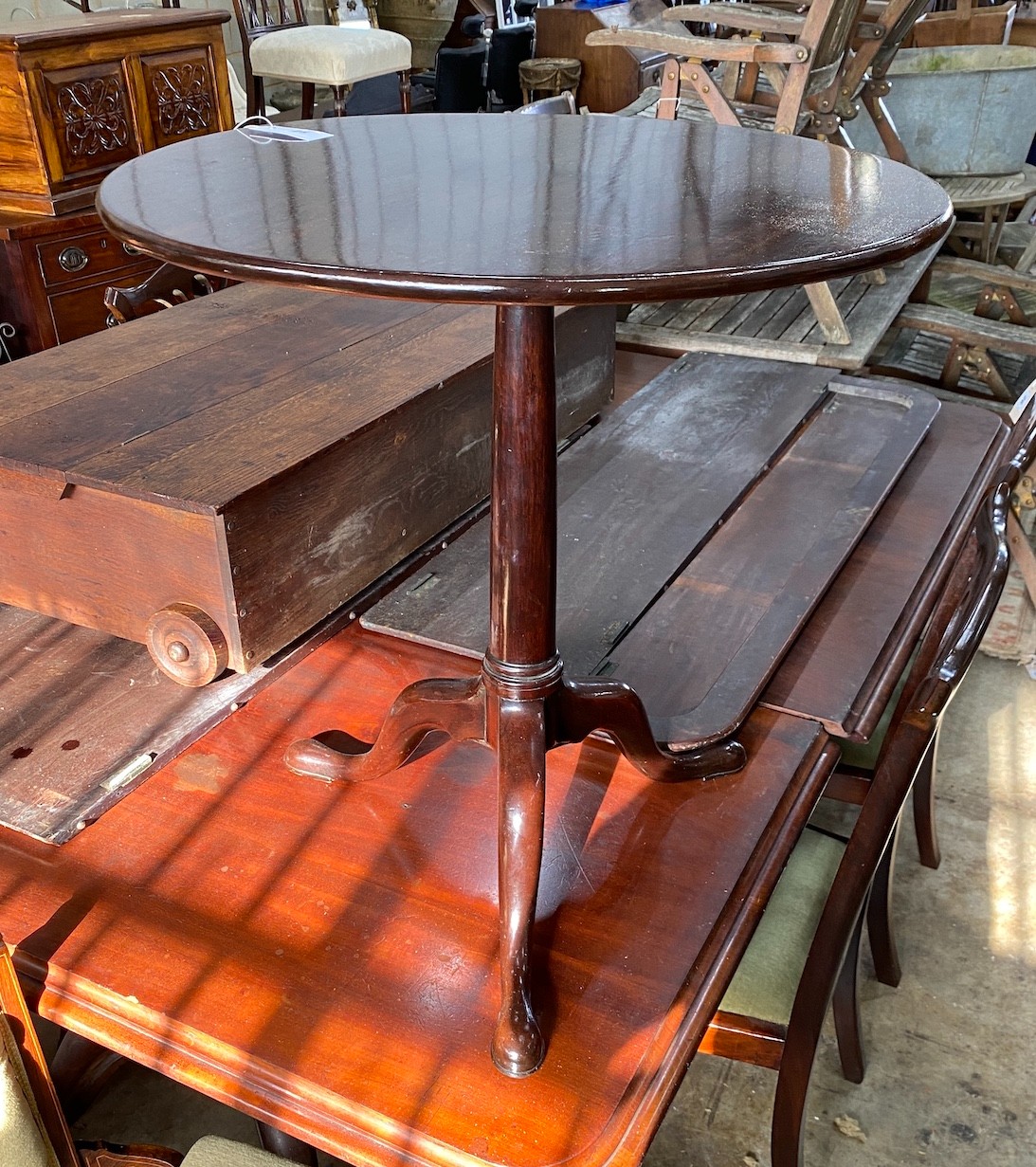 A George III mahogany circular tilt top tripod tea table, diameter 66cm, height 70cm