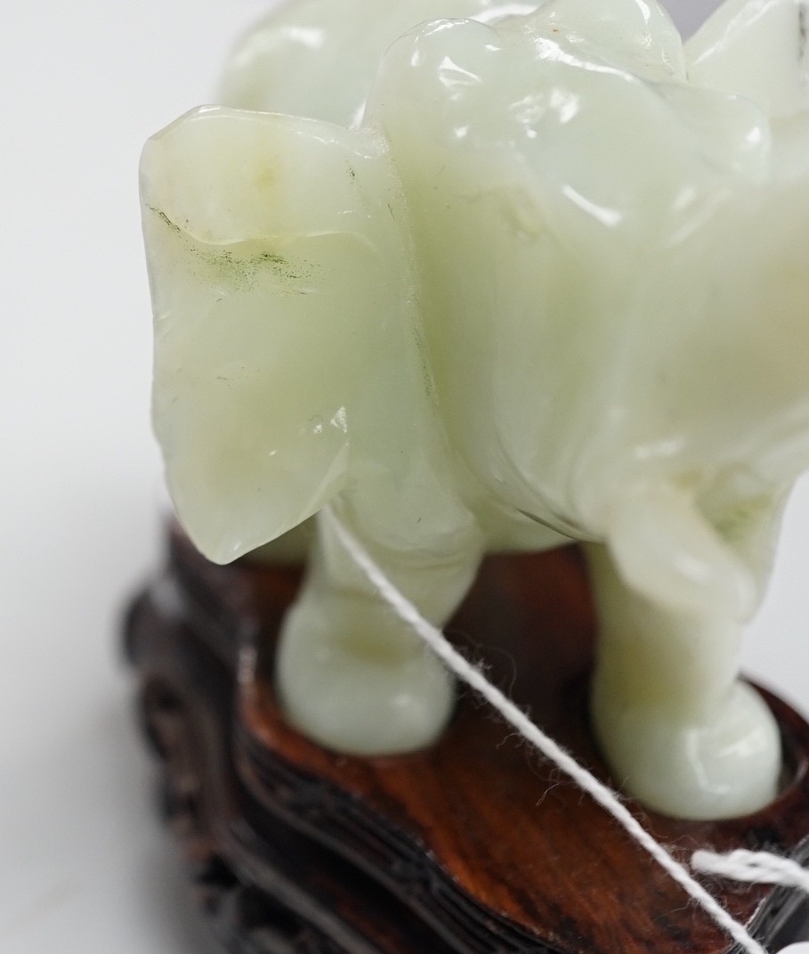 A Chinese bowenite jade elephant on hard wood stand, 11cm tall - Image 8 of 8