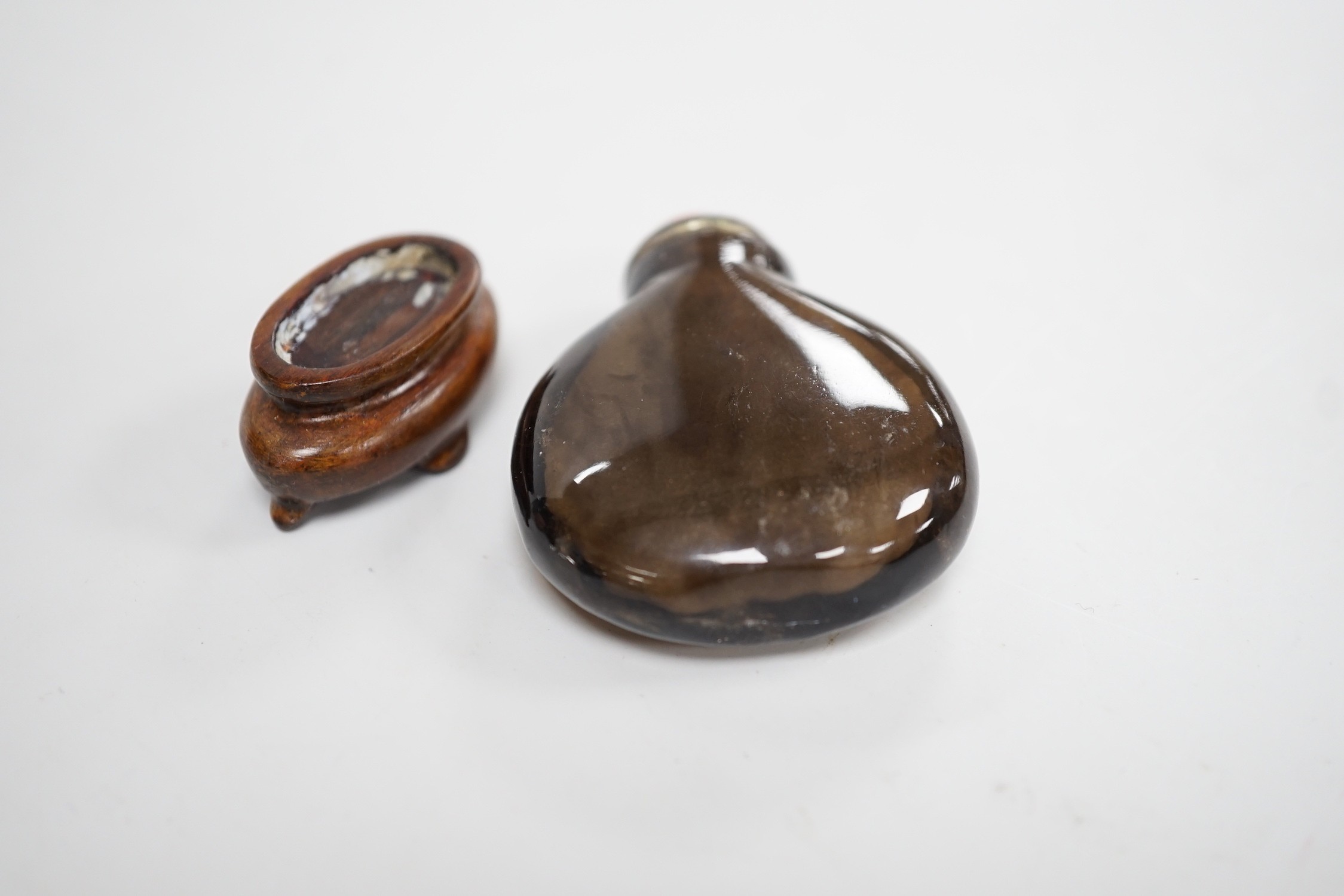 A Chinese smoky quartz snuff bottle, 18th/19th century, well hollowed, 4.7cm, coral stopper - Image 3 of 4