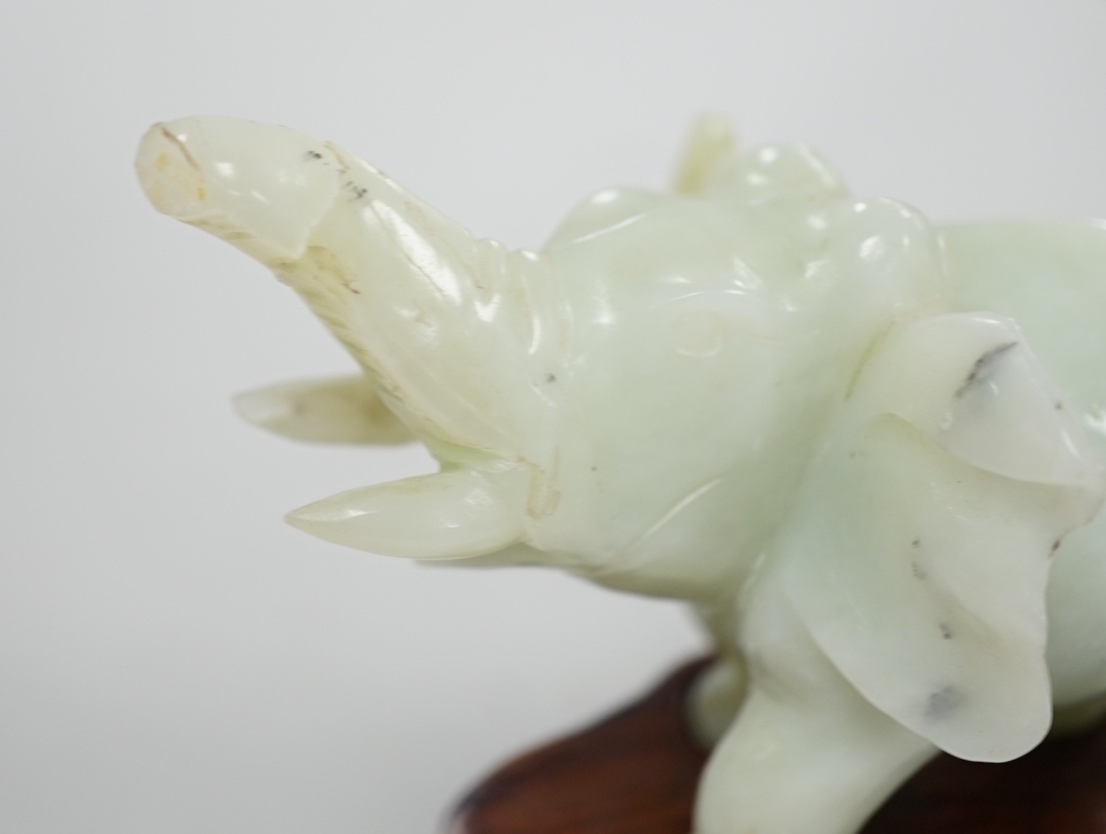 A Chinese bowenite jade elephant on hard wood stand, 11cm tall - Image 3 of 8