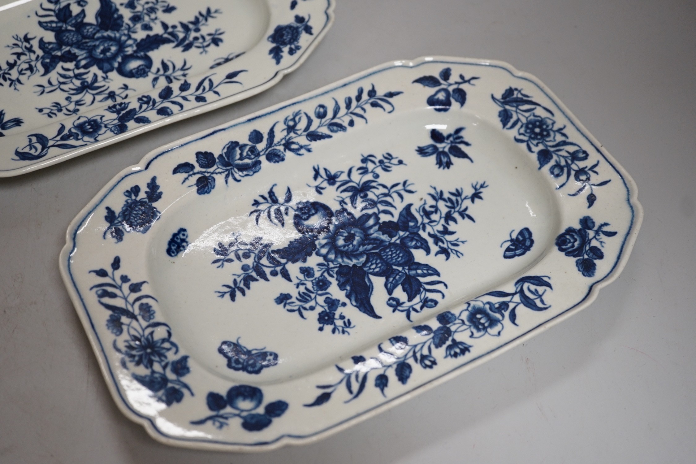 A pair of 18th century Worcester small meat platters printed with the pine cone pattern, 17x25cm - Image 3 of 5