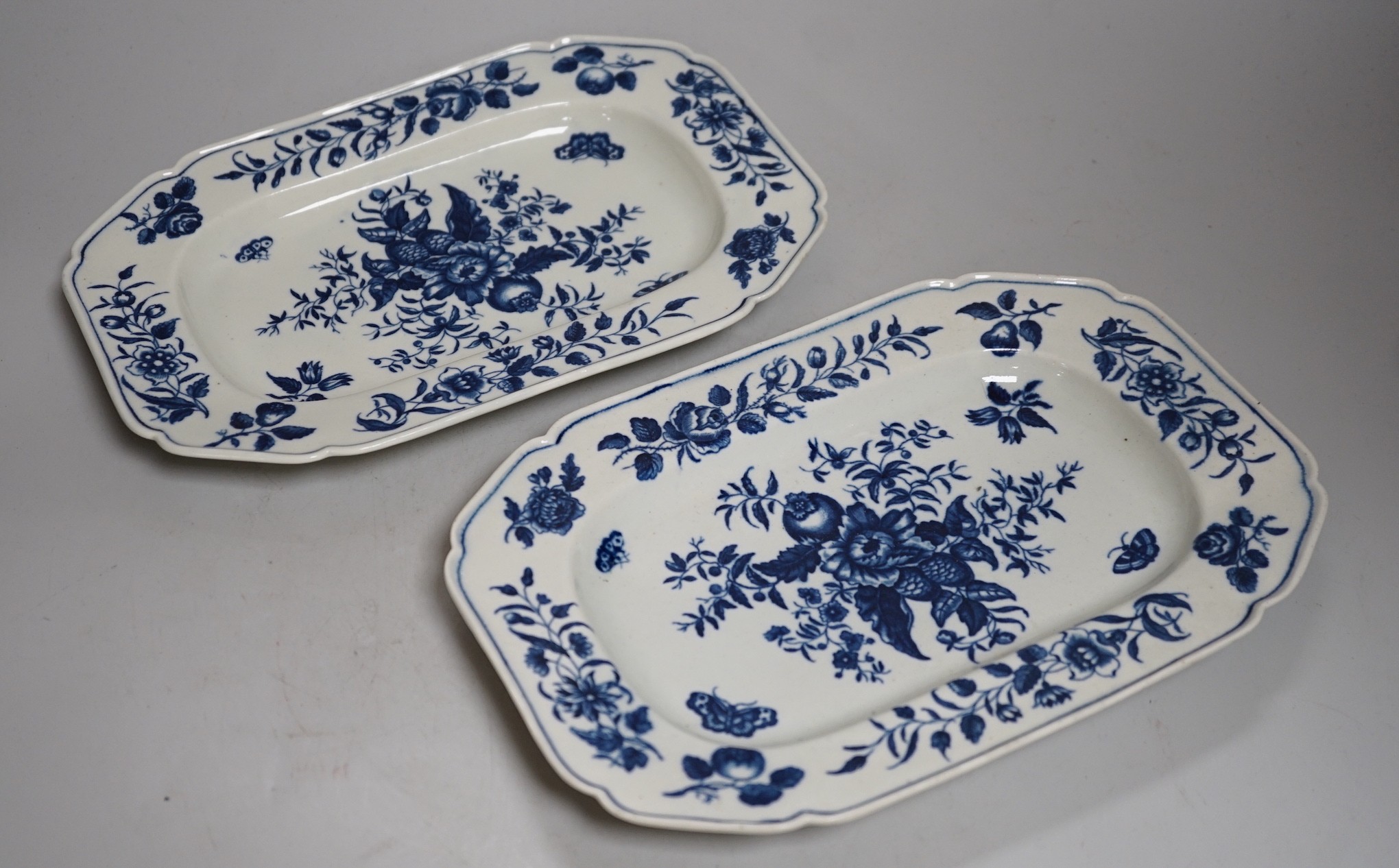 A pair of 18th century Worcester small meat platters printed with the pine cone pattern, 17x25cm