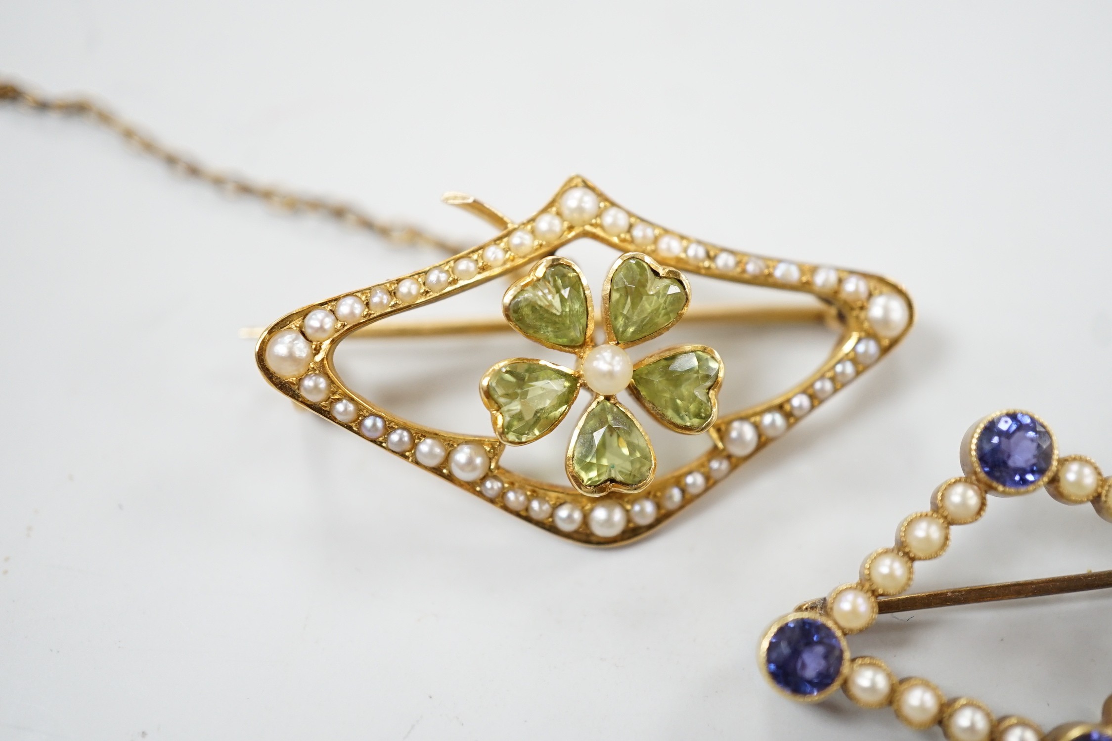 An Edwardian 15ct, peridot and seed pearl set brooch, 36mm and a similar sapphire and split pearl - Image 2 of 4