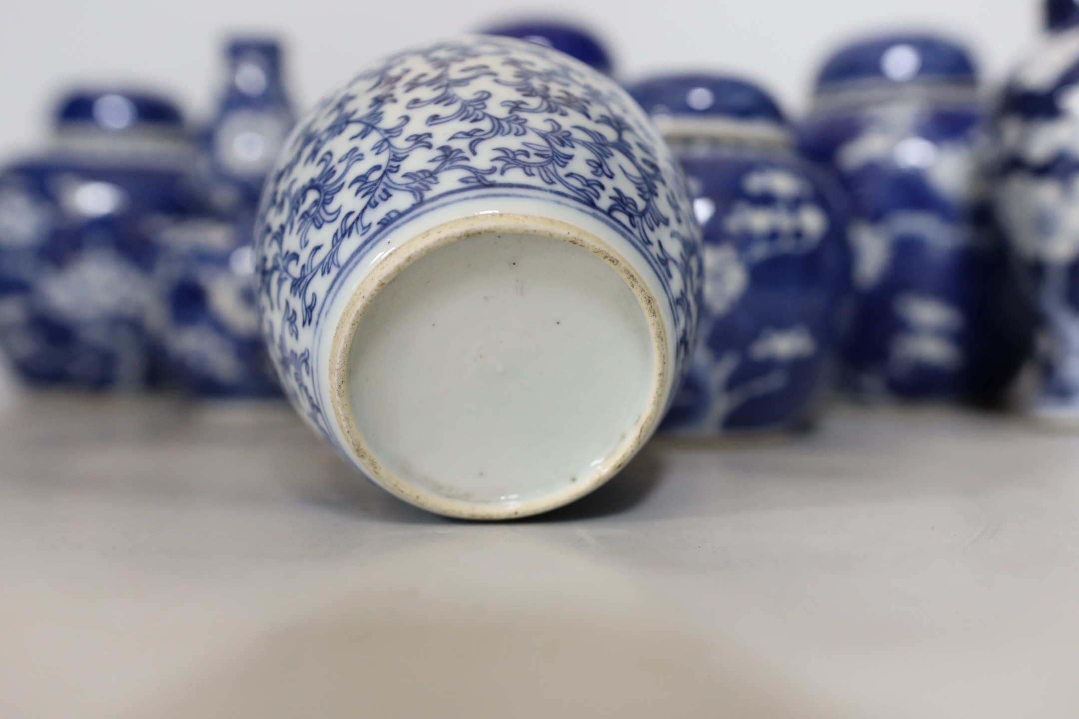 Four Chinese blue and white prunus pattern ginger jars, together with three similar vases. 19th/ - Image 4 of 10