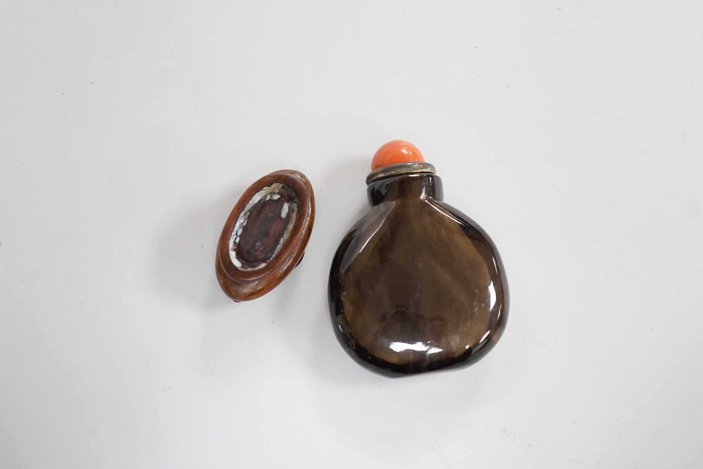 A Chinese smoky quartz snuff bottle, 18th/19th century, well hollowed, 4.7cm, coral stopper - Image 2 of 4