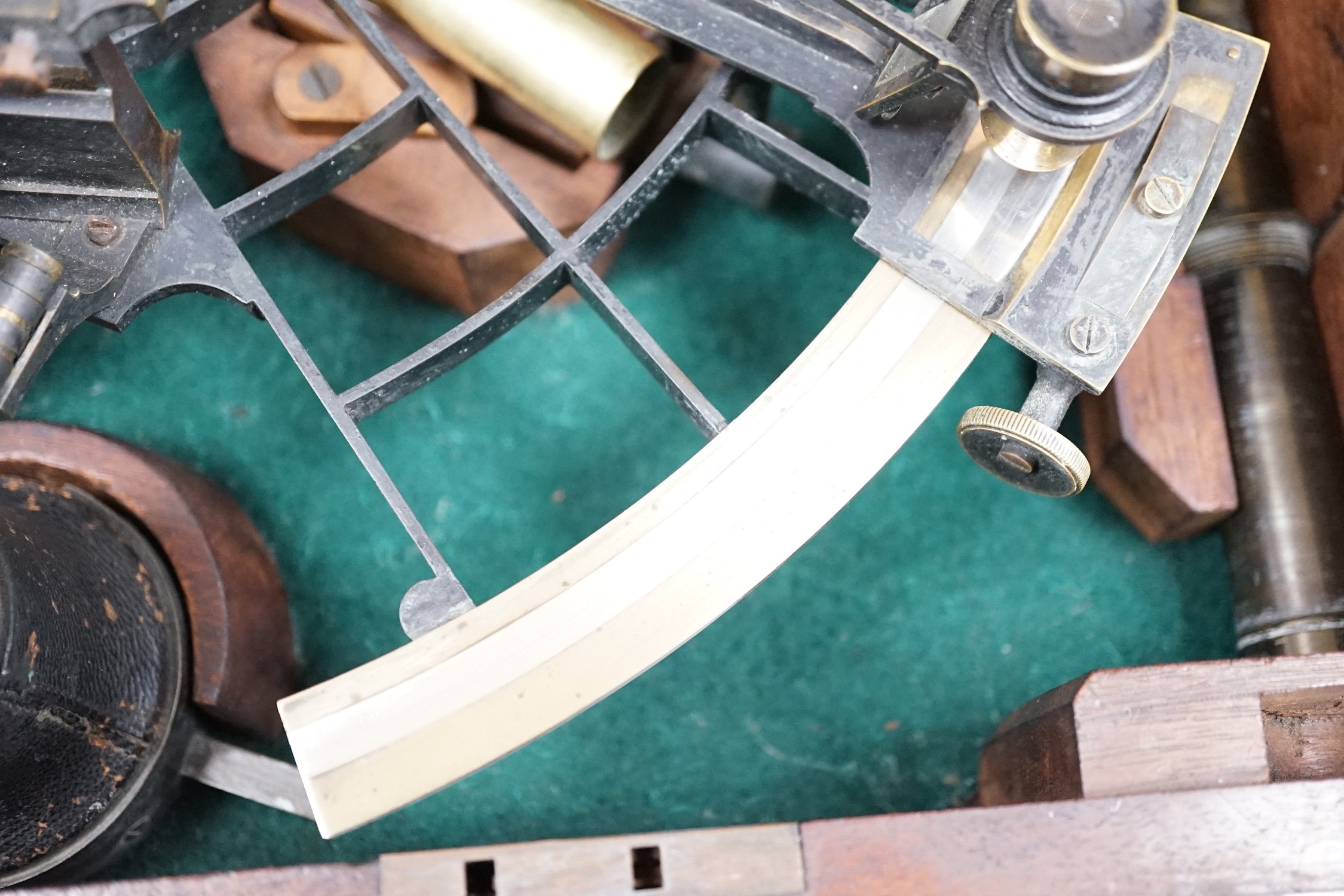 An early 20th century John Lilley & Son cased mahogany brass sextant - Image 4 of 5