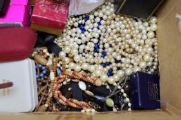 A quantity of assorted costume jewellery, including necklaces, brooches, etc.