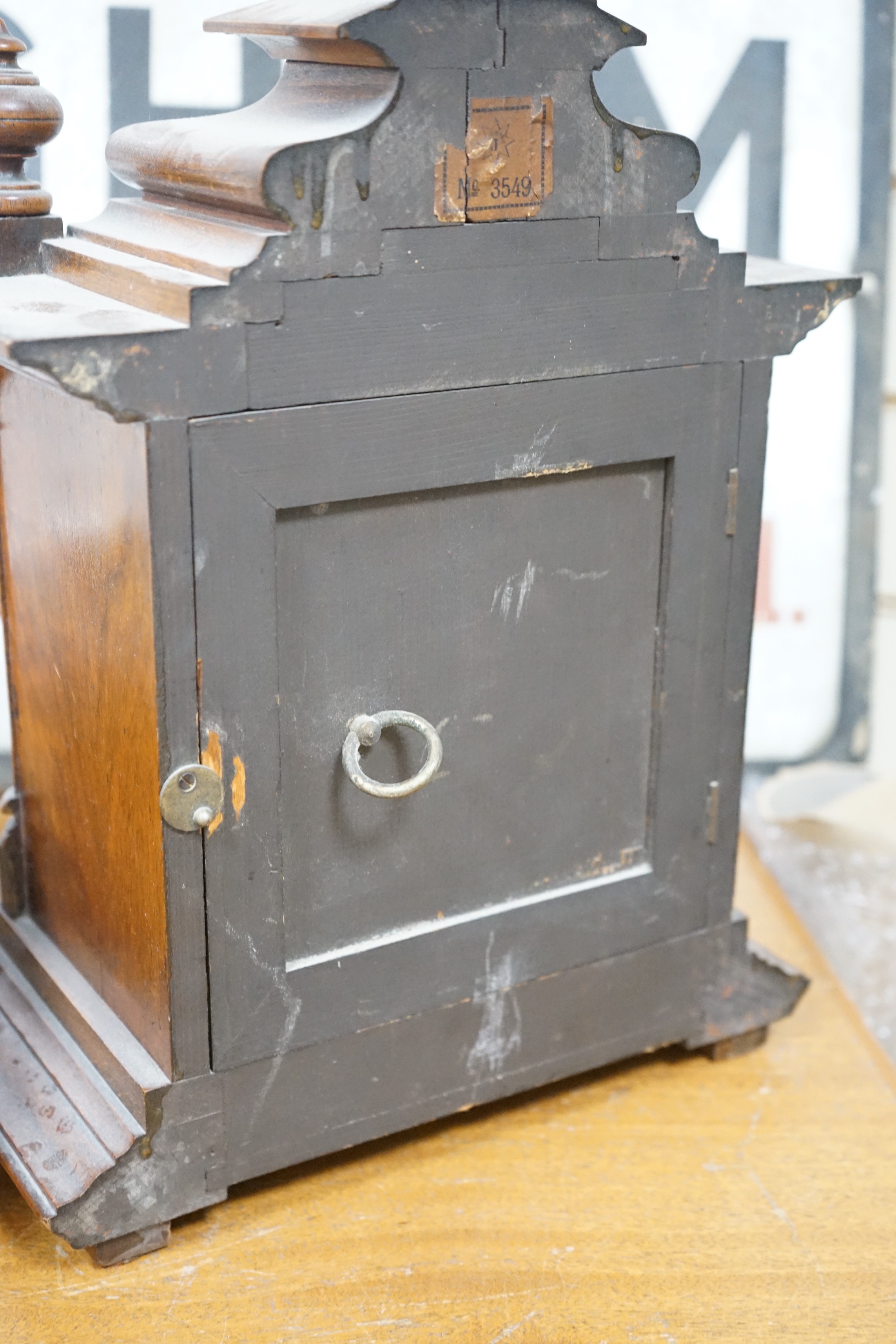 A 19th century German walnut mantel clock with key and pendulum, 40cm tall - Image 6 of 7