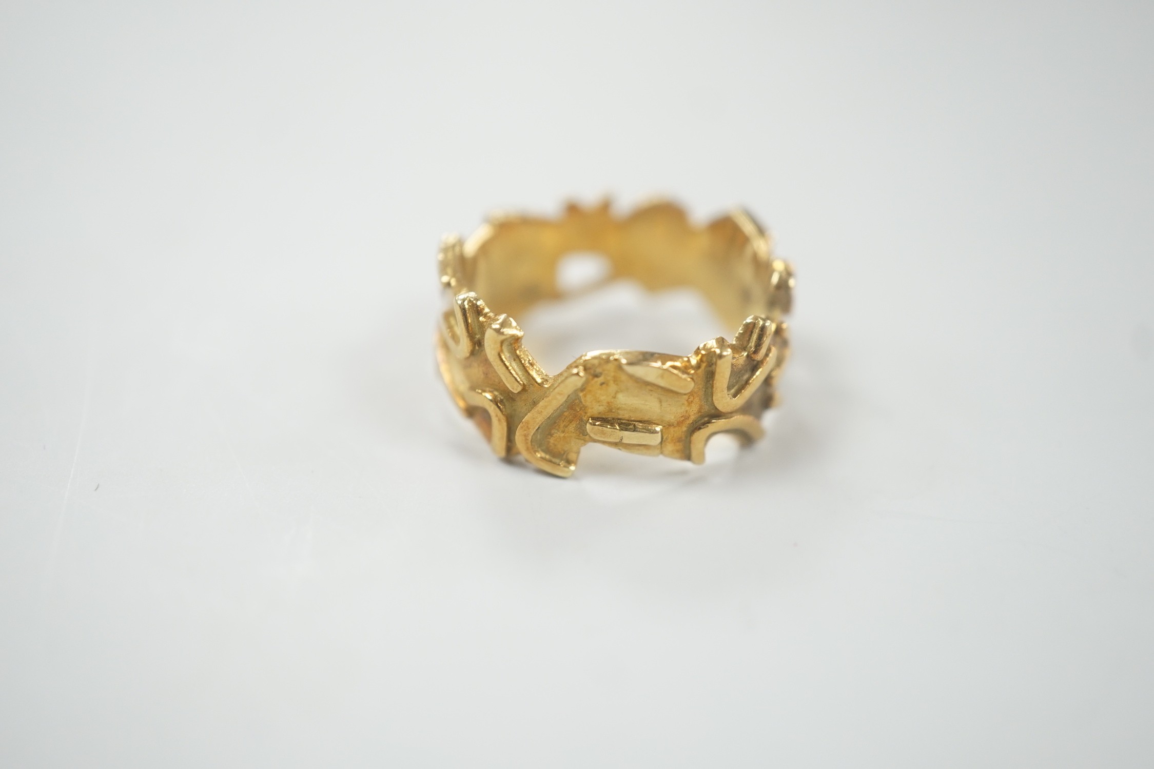 A modern stylish 18ct gold band, size N/O, 7.8 grams. - Image 3 of 4