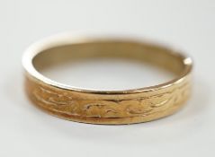 An engraved 9ct gold wedding band, size P, 2.1 grams.