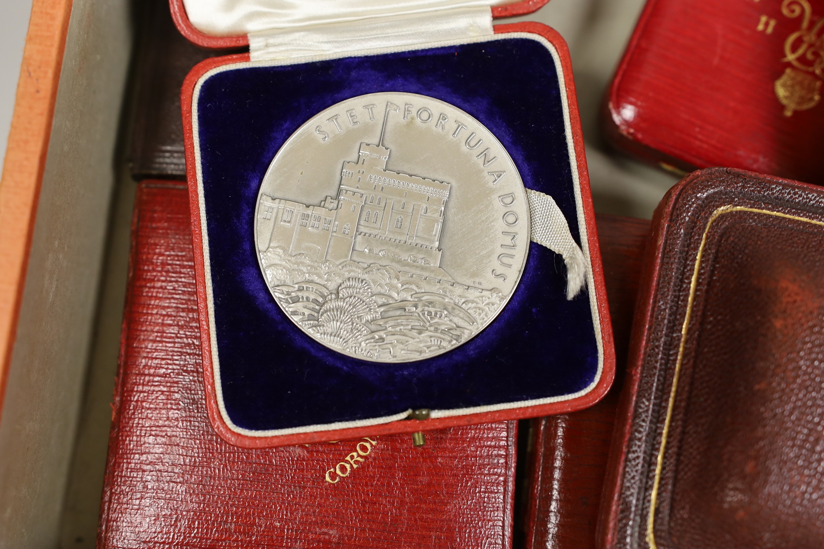 A mixed collection of British cased commemorative medallions to include a cased silver and two - Bild 2 aus 4