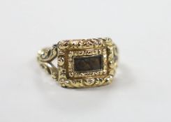 A George IV yellow metal and plaited hair set mourning ring, the ring head verso engraved 'In Memory