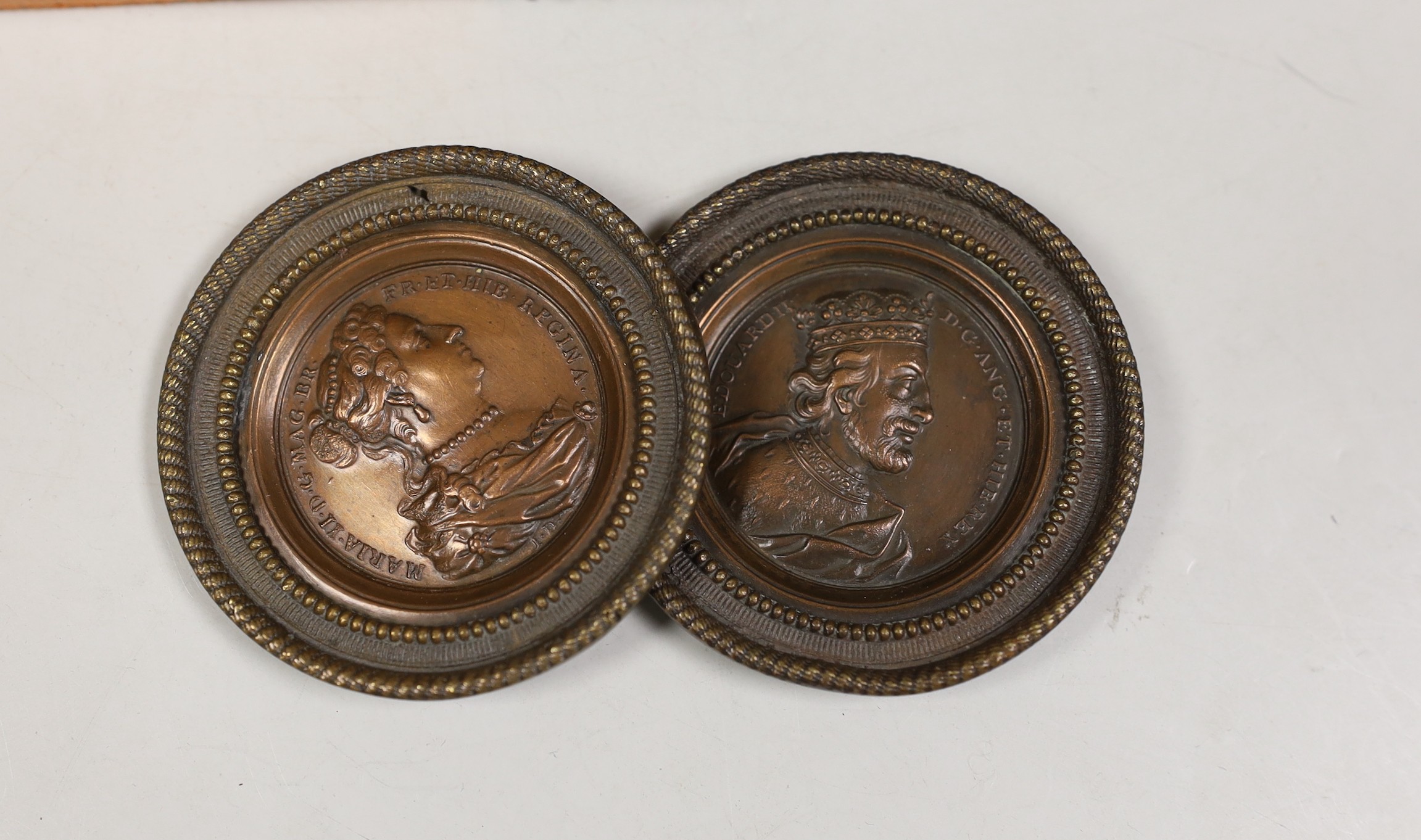 A mixed collection of British cased commemorative medallions to include a cased silver and two - Bild 4 aus 4