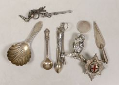 Sundry small silver etc, including a George V silver caddy spoon, a white metal badge, small cutlery