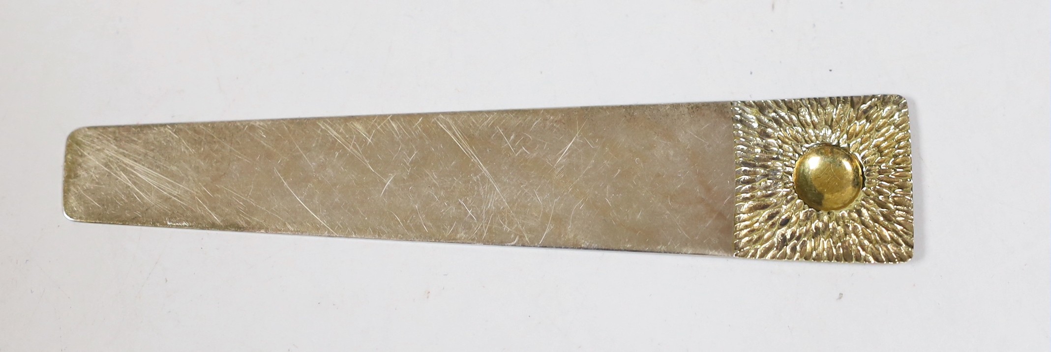 An Elizabeth II Stuart Devlin parcel gilt silver bookmark, London, 1983, 10cm. - Image 2 of 3
