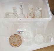 A quantity of household glassware