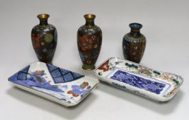 Three Japanese cloisonné enamel vases and two Imari dishes, 21cm long
