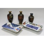 Three Japanese cloisonné enamel vases and two Imari dishes, 21cm long