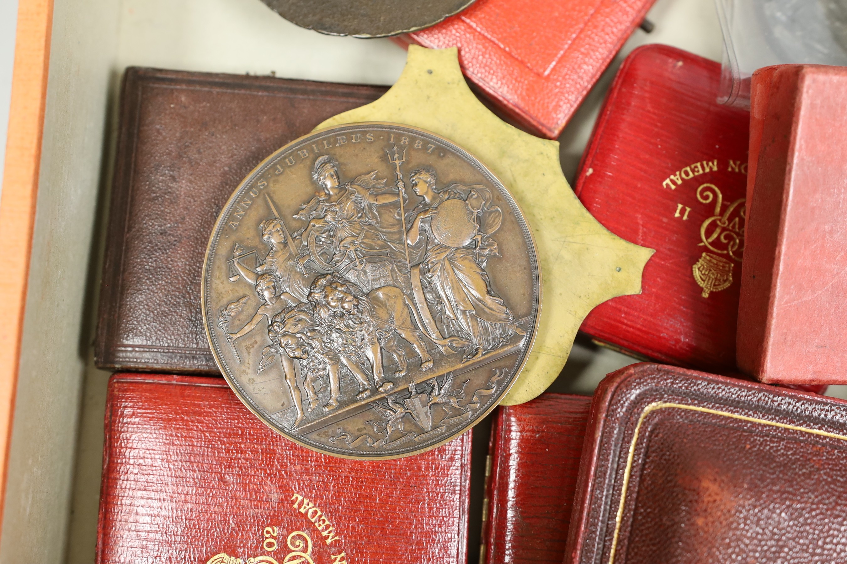 A mixed collection of British cased commemorative medallions to include a cased silver and two - Bild 3 aus 4