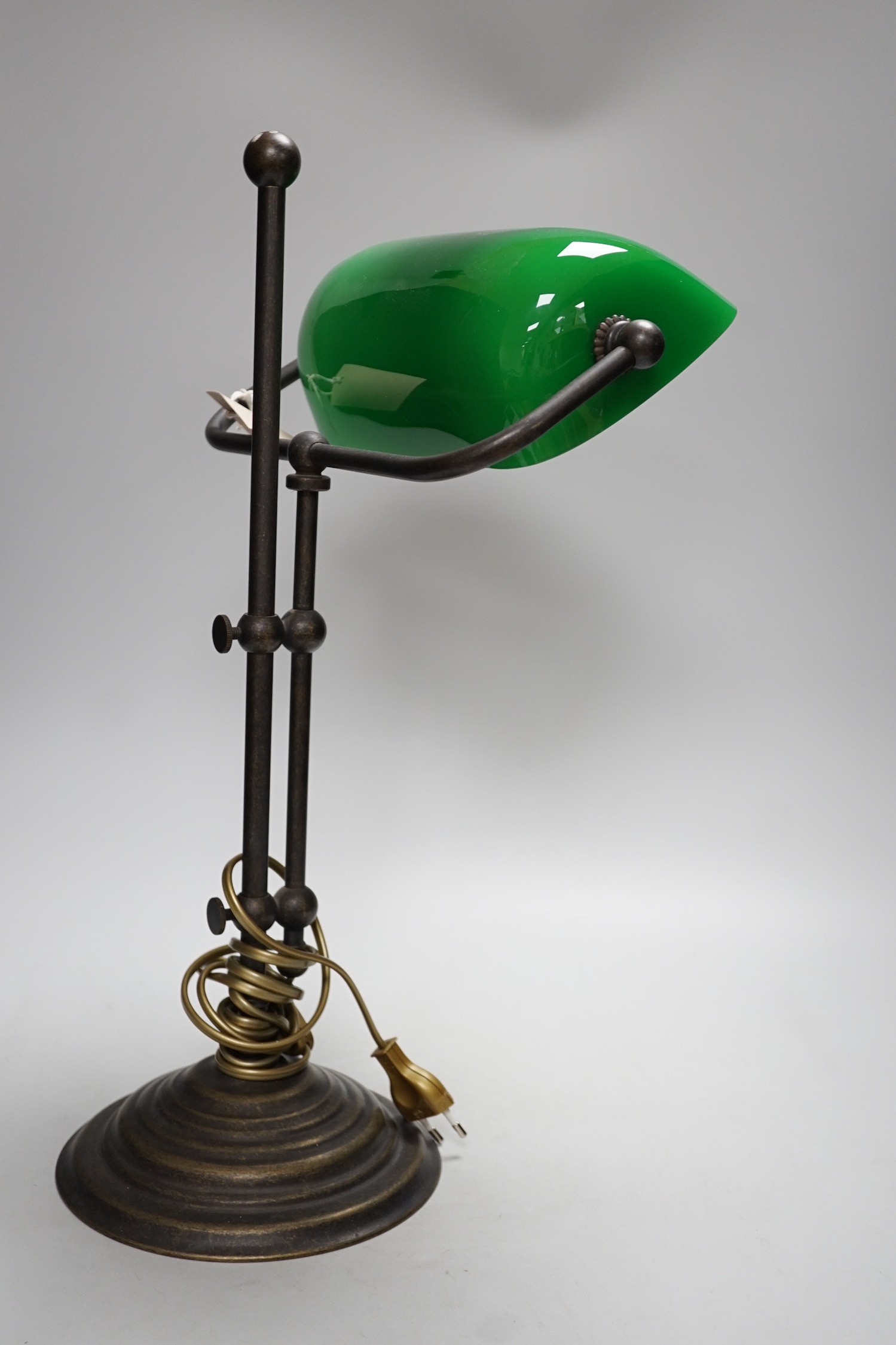 A green glass and brass student lamp, 48cms high - Bild 2 aus 3