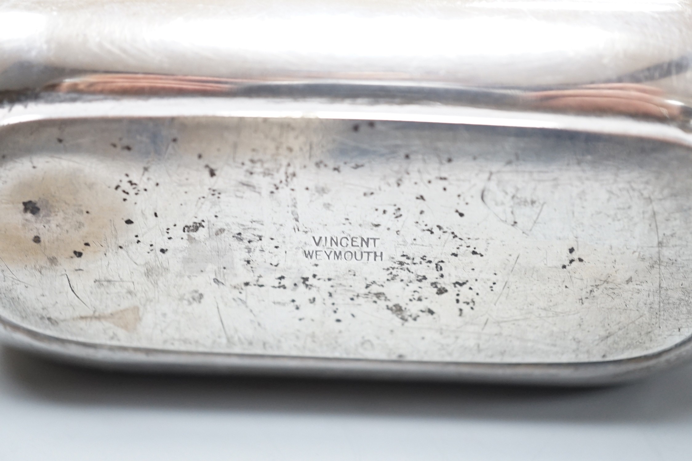 A George VI silver hip flask, Goldsmiths & Silversmiths Co Ltd, London, 1938, 15.4cm, 7.6oz and a - Image 6 of 6