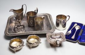 A small collection of English silver to include a pair of Victorian cauldron salts, two small