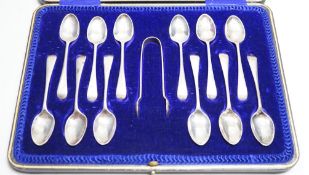 A set of twelve Edwardian silver Old English pattern teaspoons and tongs, Sheffield, 1909.