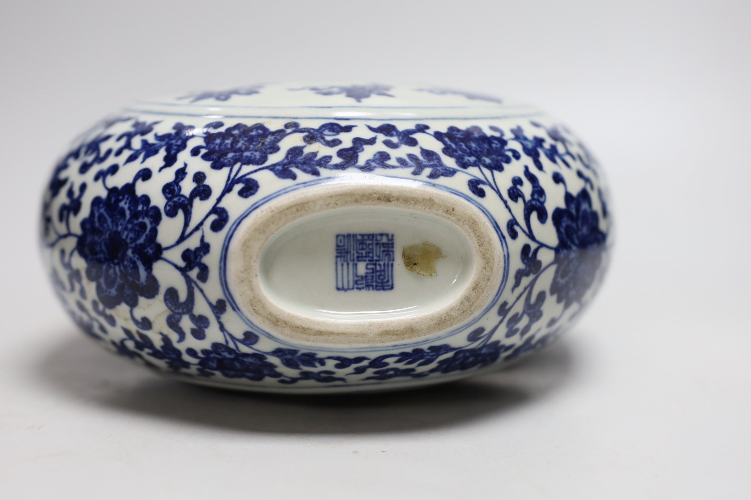 A Chinese blue and white moonflask, 8.5cms high - Image 5 of 5