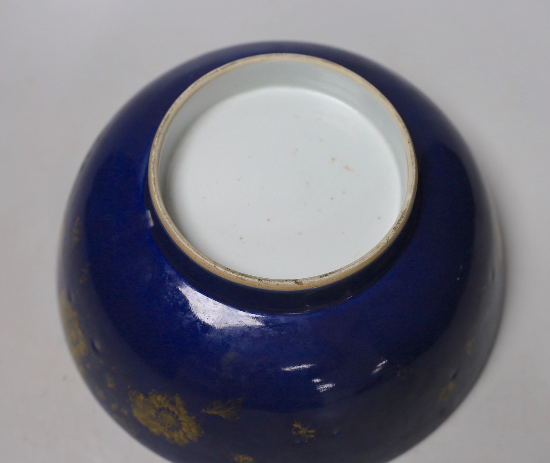 An 18th century Chinese gilt decorated powder blue glazed bowl, 26cm diameter - Image 4 of 4