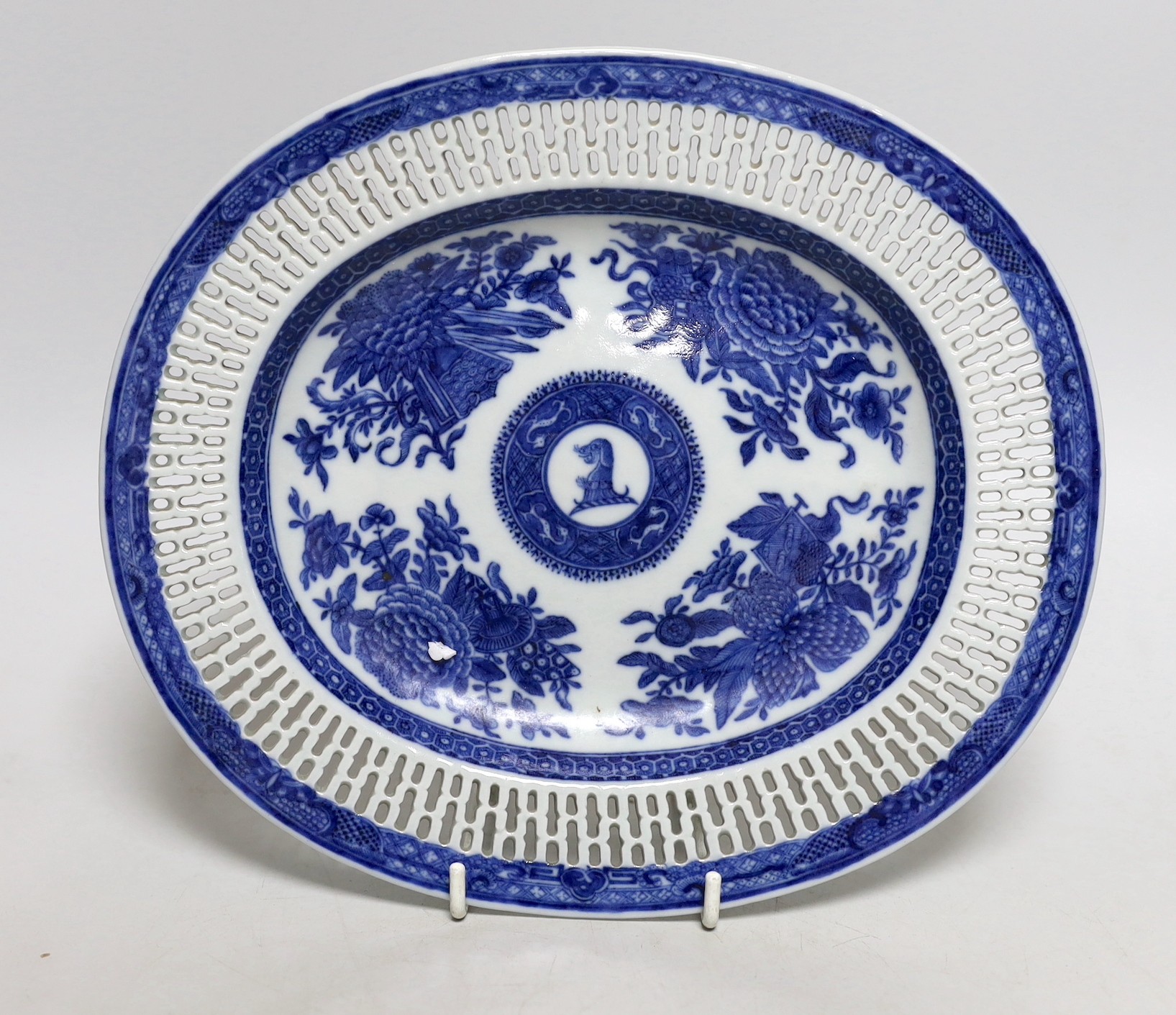 A Chinese crested blue and white stand, Qianlong period, 23.5cms wide