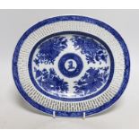 A Chinese crested blue and white stand, Qianlong period, 23.5cms wide