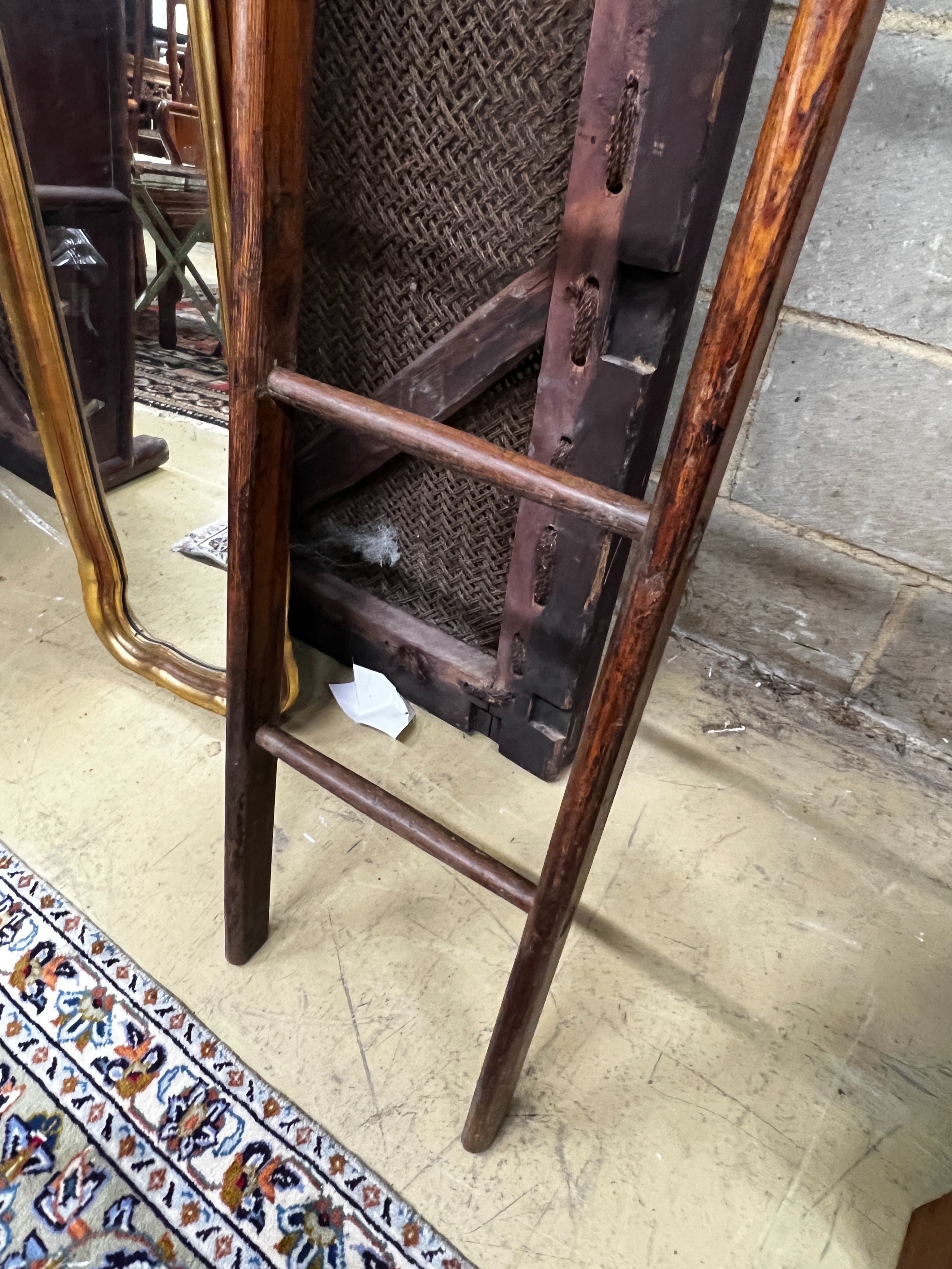 A 19th century provincial pine library ladder, height 184cm - Image 4 of 4