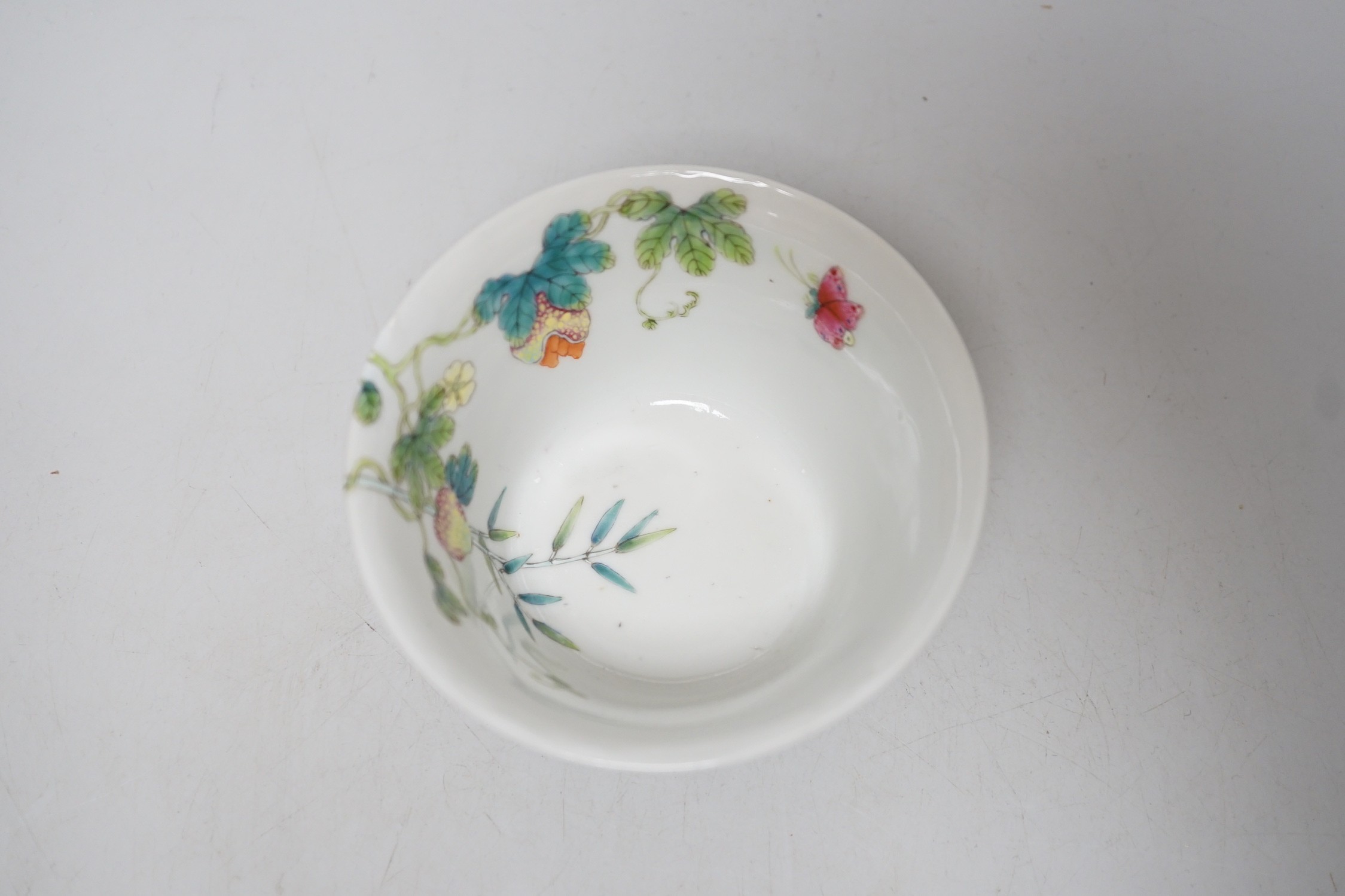 A Chinese famille rose bowl and cover. 9cm tall overall - Image 5 of 8