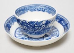An 18th century Caughley teabowl and saucer printed with the uncommon Fence and House pattern. 6cm