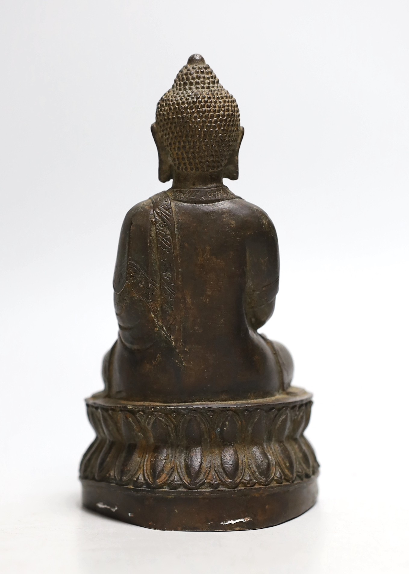 A bronze seated figure of Buddha, 19cms high - Image 2 of 3